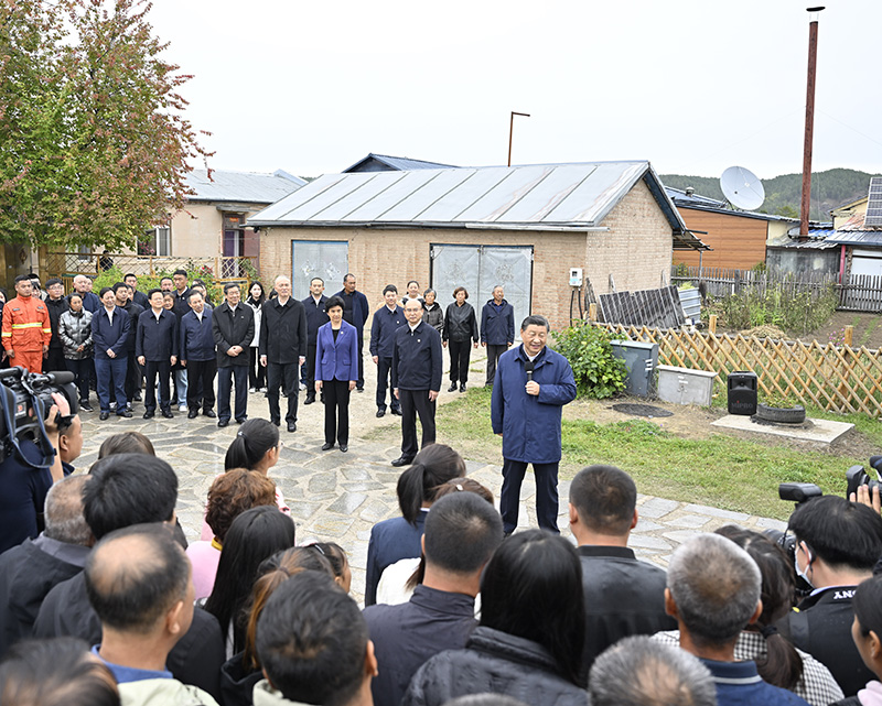 9月6日至8日，中共中央總書記、國(guó)家主席、中央軍委主席習(xí)近平在黑龍江考察。這是6日下午，習(xí)近平在大興安嶺地區(qū)漠河市北極村考察時(shí)，同當(dāng)?shù)厝罕娪H切交流。