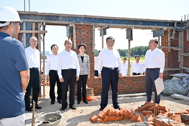 9月6日至8日，中共中央總書記、國(guó)家主席、中央軍委主席習(xí)近平在黑龍江考察。這是7日上午，習(xí)近平在遭受洪澇災(zāi)害的哈爾濱尚志市老街基鄉(xiāng)龍王廟村，察看水毀房屋重建情況。